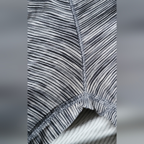 Lululemon Yogi Everyday Longsleeve Size 4 - Picture 4 of 5